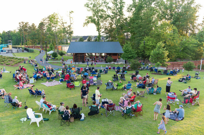 Lawn filled with Farmhouse Jams concert-goers